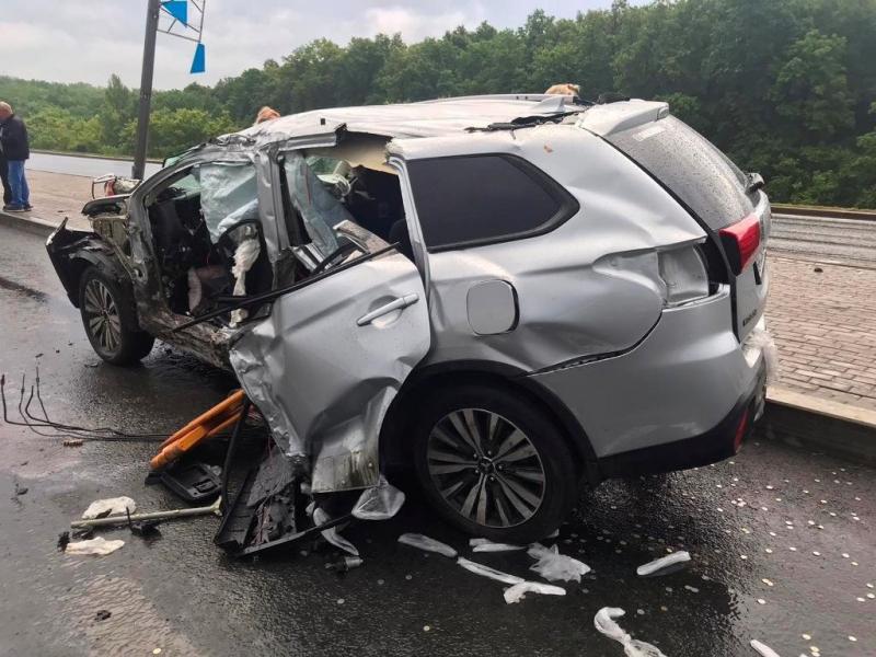 Оторвало двери: на Московском шоссе в Самаре молодой водитель на Mitsubishi врезался в столб