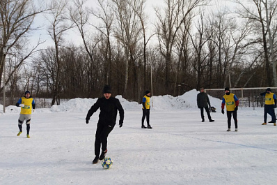 Мороз не помеха: в селе Богатое прошли соревнования по зимнему футболу