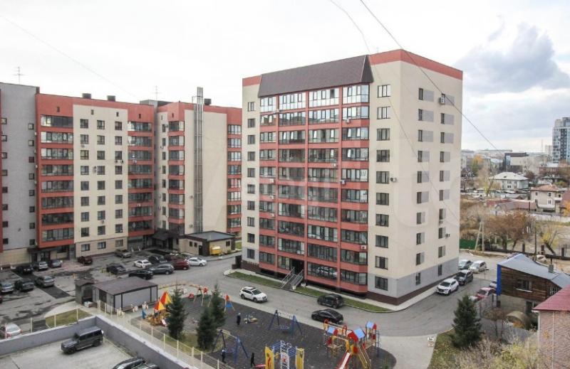 Сейф и бронированная дверь: в Барнауле продают квартиру за 17,5 миллиона рублей 