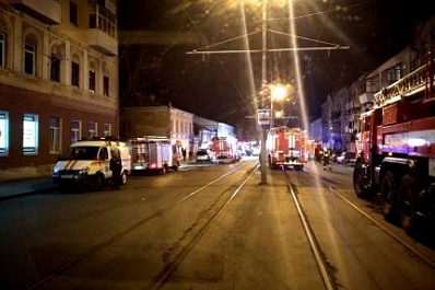 52 человека больше двух часов тушили пожар в жилом доме в историческом центре Самары