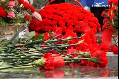 Сотрудники самарских предприятий возложили цветы к Вечному огню на площади Славы