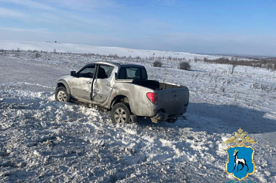 В Самарской области на трассе 75-летняя женщина на пикапе въехала в большегруз