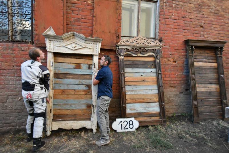 На площади Куйбышева открыли арт-объект, посвященный деревянному зодчеству