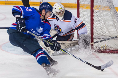 "Ладья" в первом матче проиграла хоккеистам из Оренбурга