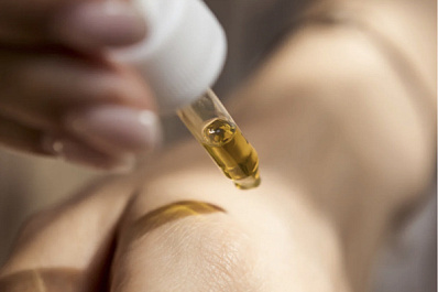 Дерматолог рассказал, почему нельзя "лечить" солнечные ожоги кефиром и сметаной