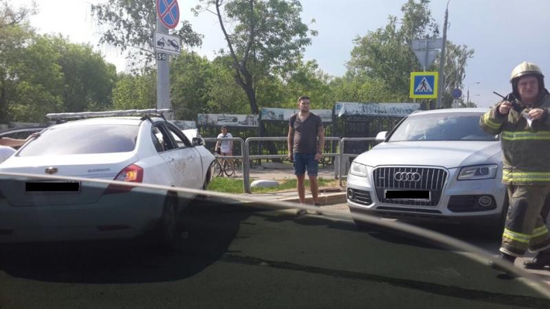 Фото: иномарка врезалась в столб рядом с Загородным парком в Самаре