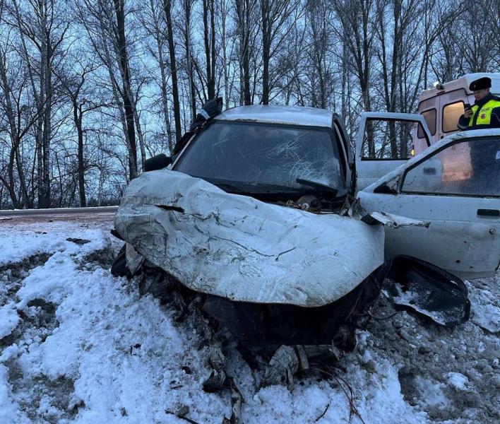 В Самарской области на трассе столкнулись микроавтобус и "десятка"