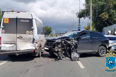 В Самаре на Ново-Садовой "Лексус" врезался в микроавтобус и отлетел на "Гранту"