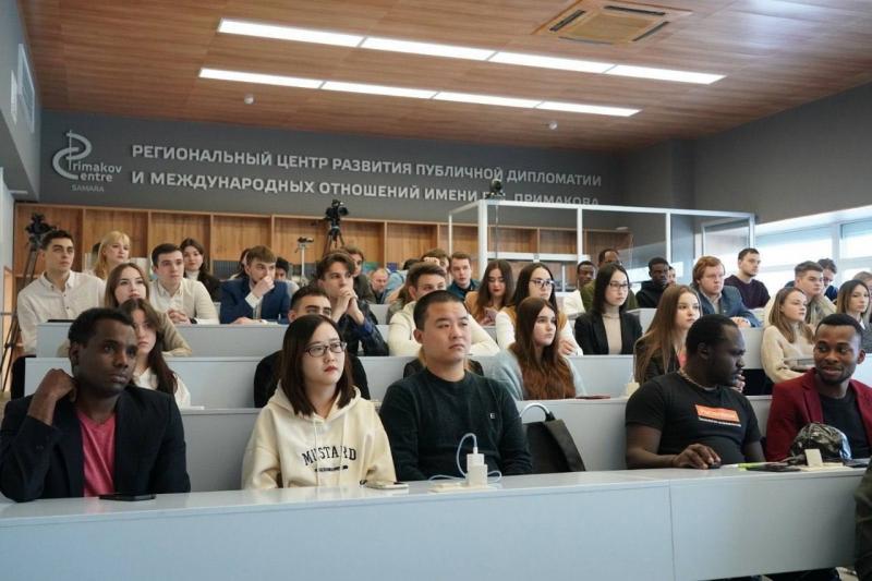 В день науки Дмитрий Азаров встретился с молодыми учеными Самарского университета