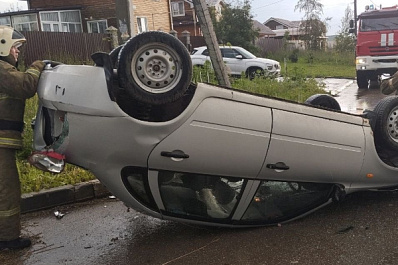 В Самарской области на сельской дороге перевернулась LADA Kalina