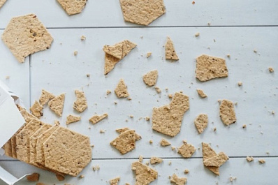 Правило "5 секунд": что нельзя есть после падения на пол