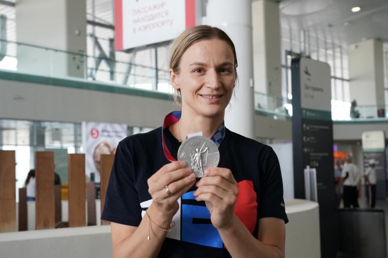В самарском аэропорту торжественно встретили серебряную медалистку Олимпиады Ольгу Фомину