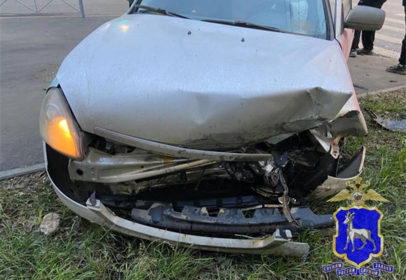 В Самаре на перекрестке столкнулись две "Приоры"