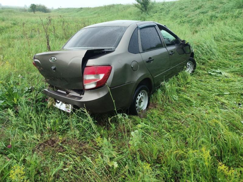 В Сергиевском районе 19 июня водитель LADA Granta не справился с управлением и съехал в кювет