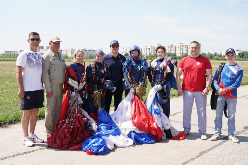 Дмитрий Азаров встретился с участниками чемпионата Вооруженных сил РФ по парашютному спорту