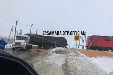В Самарской области поезд протаранил тягач с полуприцепом