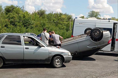 Крышей об асфальт: в Волжском районе столкнулись две легковушки