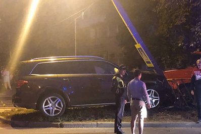 В Тольятти водитель на внедорожнике слетел с дороги и снес столб