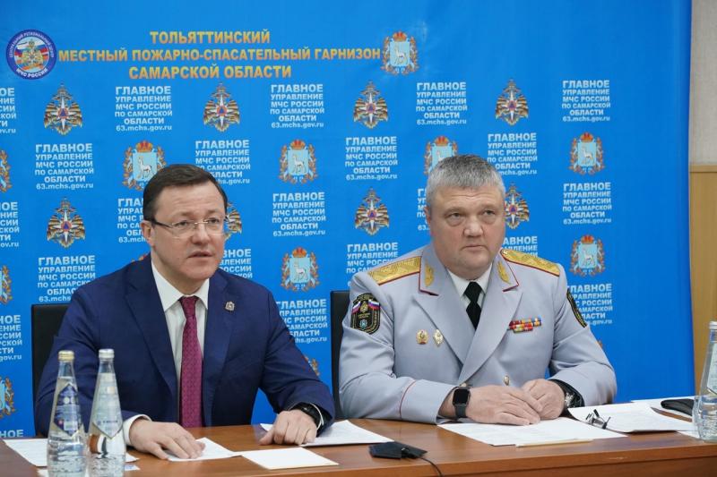 Дмитрий Азаров в Тольятти лично поздравил пожарных с профессиональным праздником