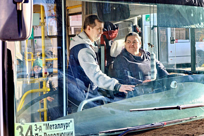 Рука помощи: в Самаре молодым водителям общественного транспорта помогают опытные наставники 