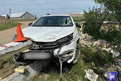 В Самарской области мужчина на LADA Vesta влетел в забор