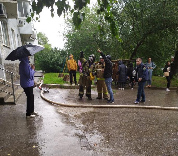 В Самаре пожарные спасли женщину и ребенка из горящего дома на пр. Кирова