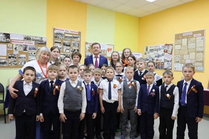 Губернатор Дмитрий Азаров передал ученикам школы № 3 Октябрьска музейный экспонат от участников СВО