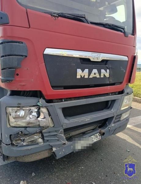 Пострадал пешеход: в Тольятти фура протаранила две легковушки на светофоре