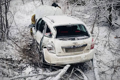 13 декабря в Самарской области двое человек пострадали в улетевшей в кювет 