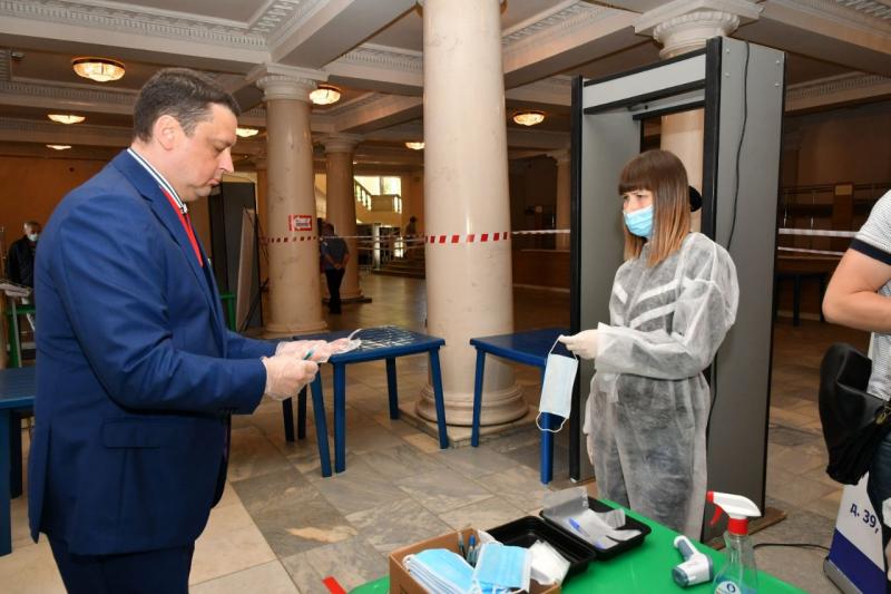 Глава регионального избиркома проголосовал по поправкам в Конституцию РФ