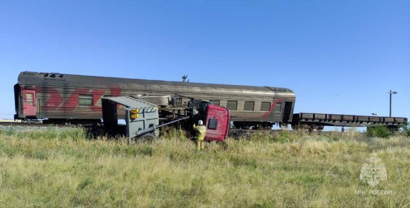 Водитель погиб: стали известны подробности ДТП с грузовиком и поездом