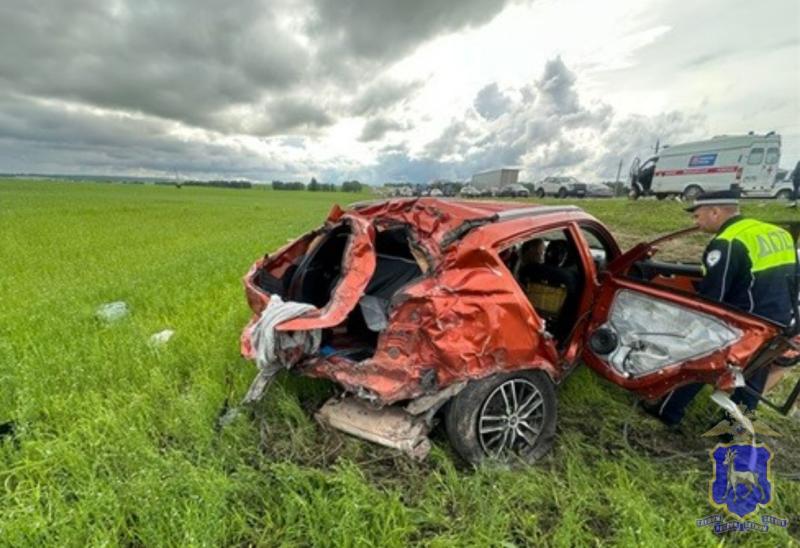В Самарской области после столкновения "Киа" с грузовиком пострадали водитель и 3 женщины