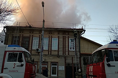 На улице Самарской пожарные борются с огнём в жилом доме