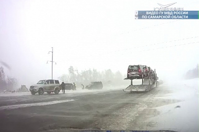 На федеральной трассе М-5 Урал автоинспекторы спасли водителя из снежного плена