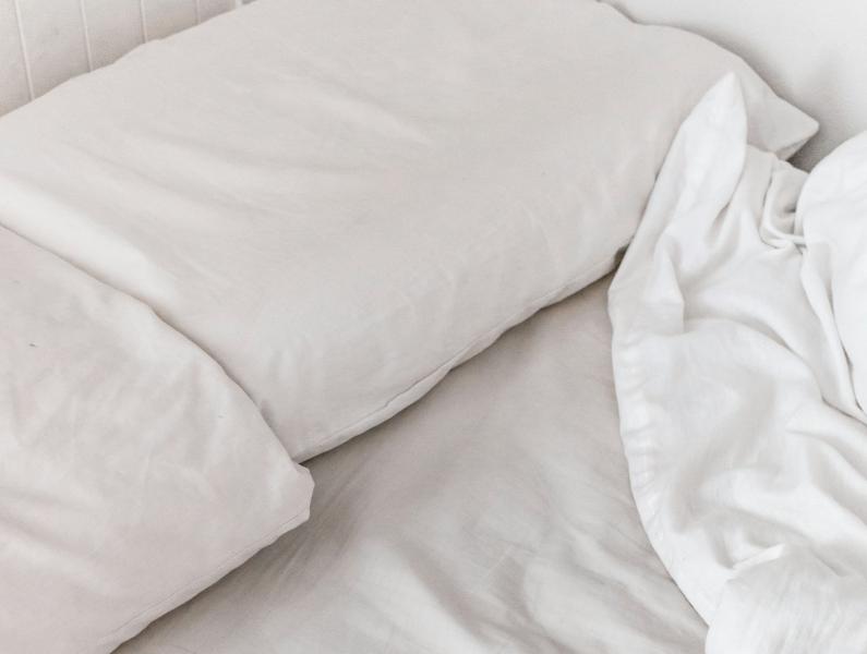 В постели с врагом: кто может жить в простынях и наволочках