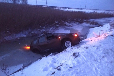 Под Тольятти скончался водитель улетевшего в канаву с водой внедорожника