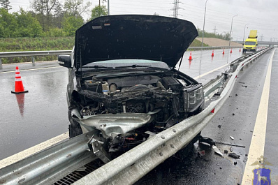 На трассе в Самарской области "Киа" протаранила металлическое ограждение