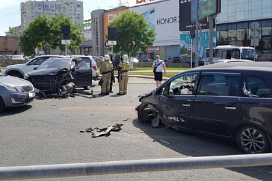 В Самаре легковушкам оторвало колеса в ДТП на Московском шоссе