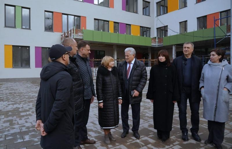 В Самаре депутаты СГД, министр здравоохранения и глава города проверили ход строительства детской поликлиники в Октябрьском районе