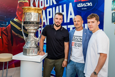 Воспитанник "Лады" Алексей Емелин презентовал в Тольятти Кубок Гагарина 