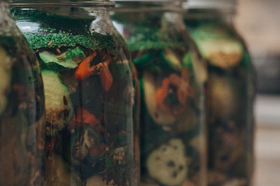 В Роспотребнадзоре рассказали, как в пищу попадают споры ботулизма