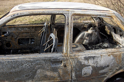 В Самаре таксист поссорился с клиентом автомойки и сжег его машину