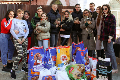 Игроки "Крыльев Советов" выгуляли собак из приюта в центре Самары