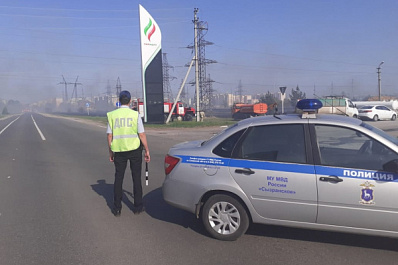 На окраине Сызрани крупный пожар задымил проезжую часть