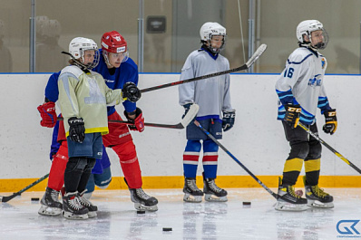 Обладатель Кубка Гагарина Тахир Мингачев провел мастер-класс для юных хоккеистов Самары