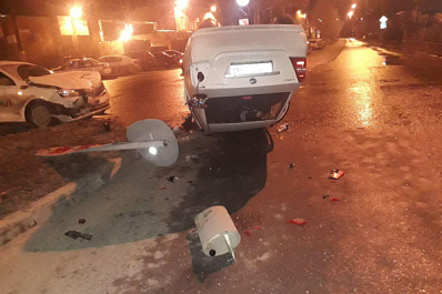 В Тольятти у неопытной девушки-водителя при аварии опрокинулось авто