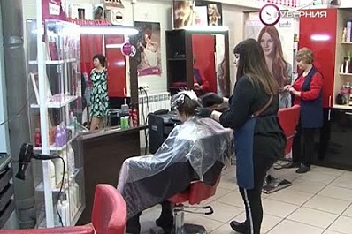 Жительницы Самарской области перед Международным женским днем получают цветы и подарки прямо на улице