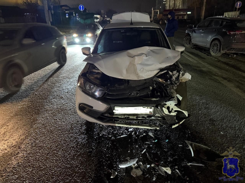 Столкнулись четыре авто: в Самаре 25 ноября в массовой аварии пострадали два человека 