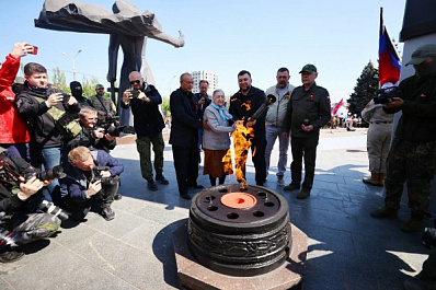 "Единая Россия" зажгла Вечные огни в Мариуполе