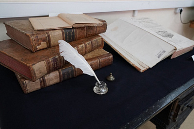 В областной научной библиотеке выставили редкие энциклопедии, созданные в мире за последние три столетия